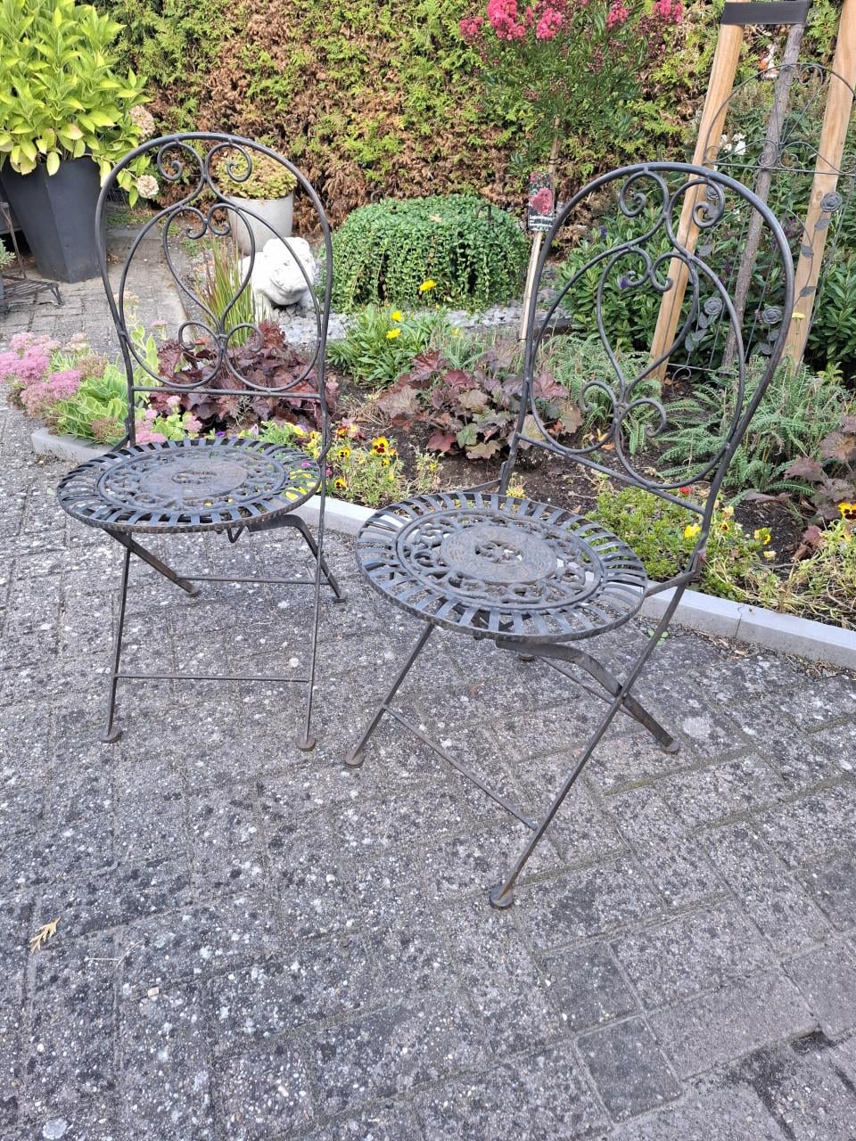 Set gietijzeren tuinstoelen