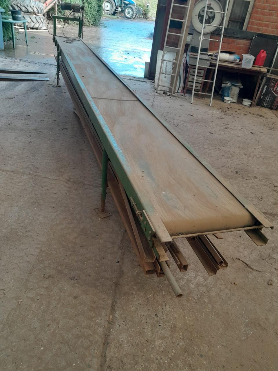 Diverse landbouwmachines en materialen