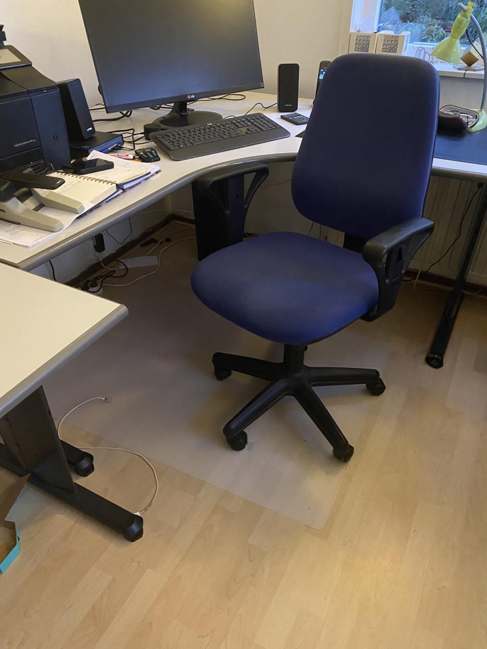 Bureautafels, ladekastjes, hoekbureau’s