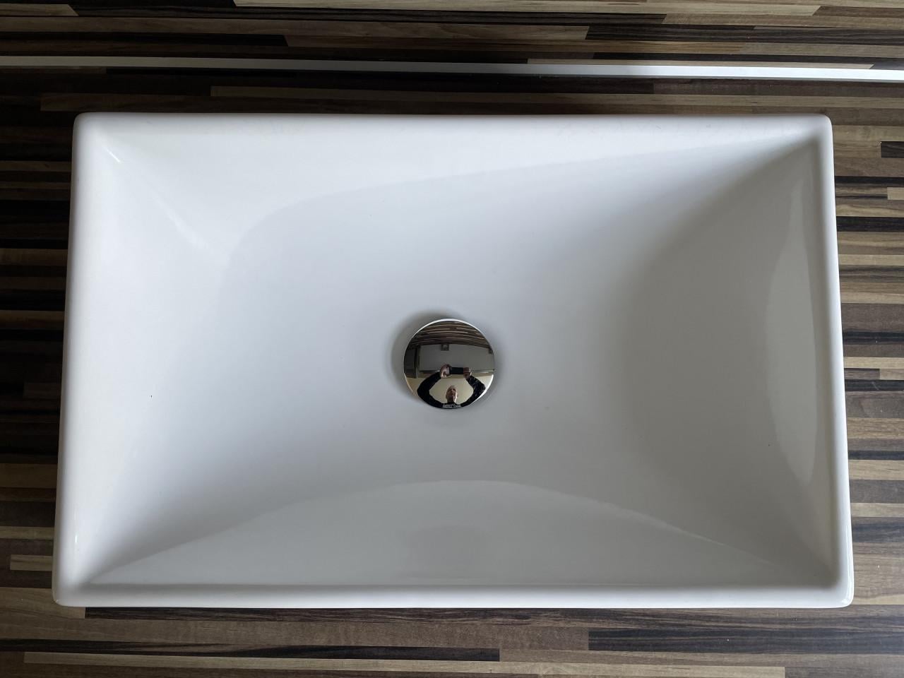 Te koop 2 maal wasbakken met afvoerpluggen merk Sphinx