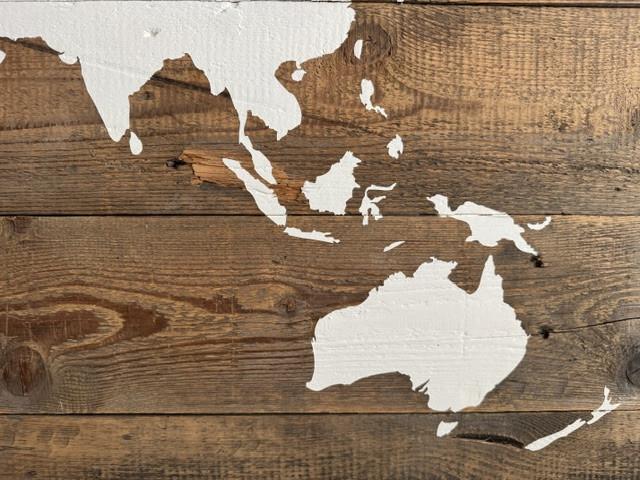120 cm x 67 cm wereldkaart op hout, wanddecoratie