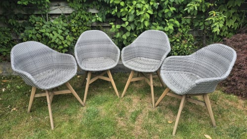 4 tuinstoelen grijs wicker met houten onderstel
