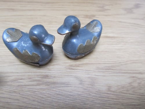 2 tinnen eendjes met messing vleugels