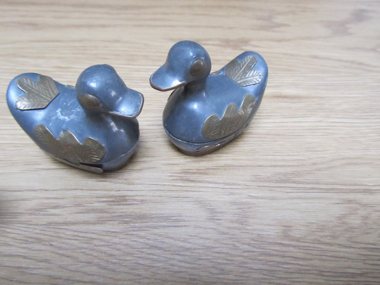 2 tinnen eendjes met messing vleugels