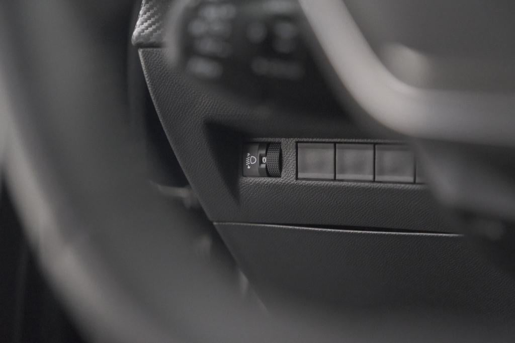 Peugeot 208 puretech 100 allure | parkeersensoren | navigatie | apple carpl