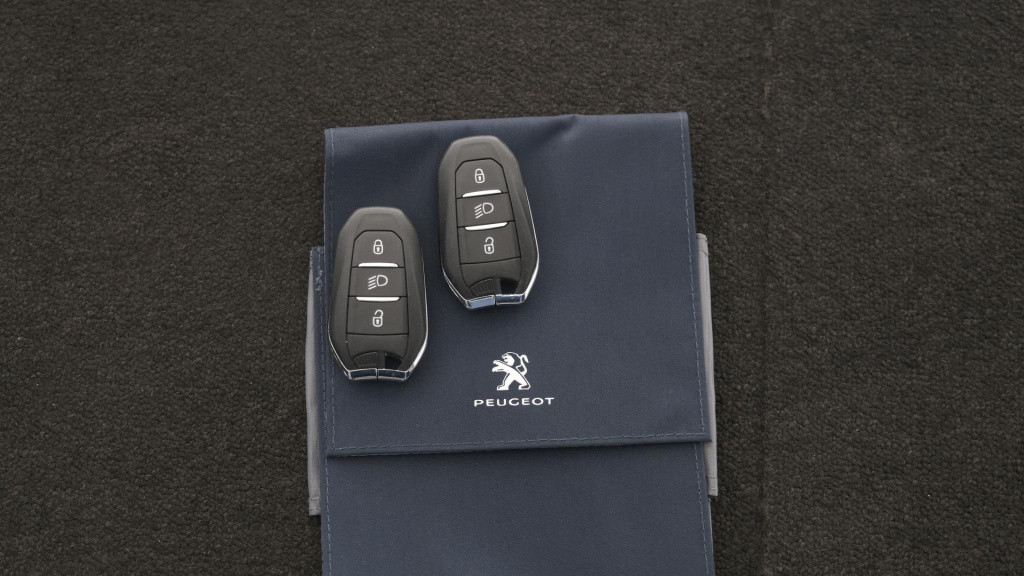 Peugeot E-2008 ev allure 50 kwh | €2.000 subsidie | 3 fase | camera | navig