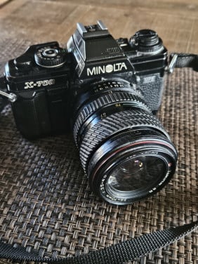 Mooie vintage jaren 80 analoge Minolta X-700 SLR 35 mm filmcamera...