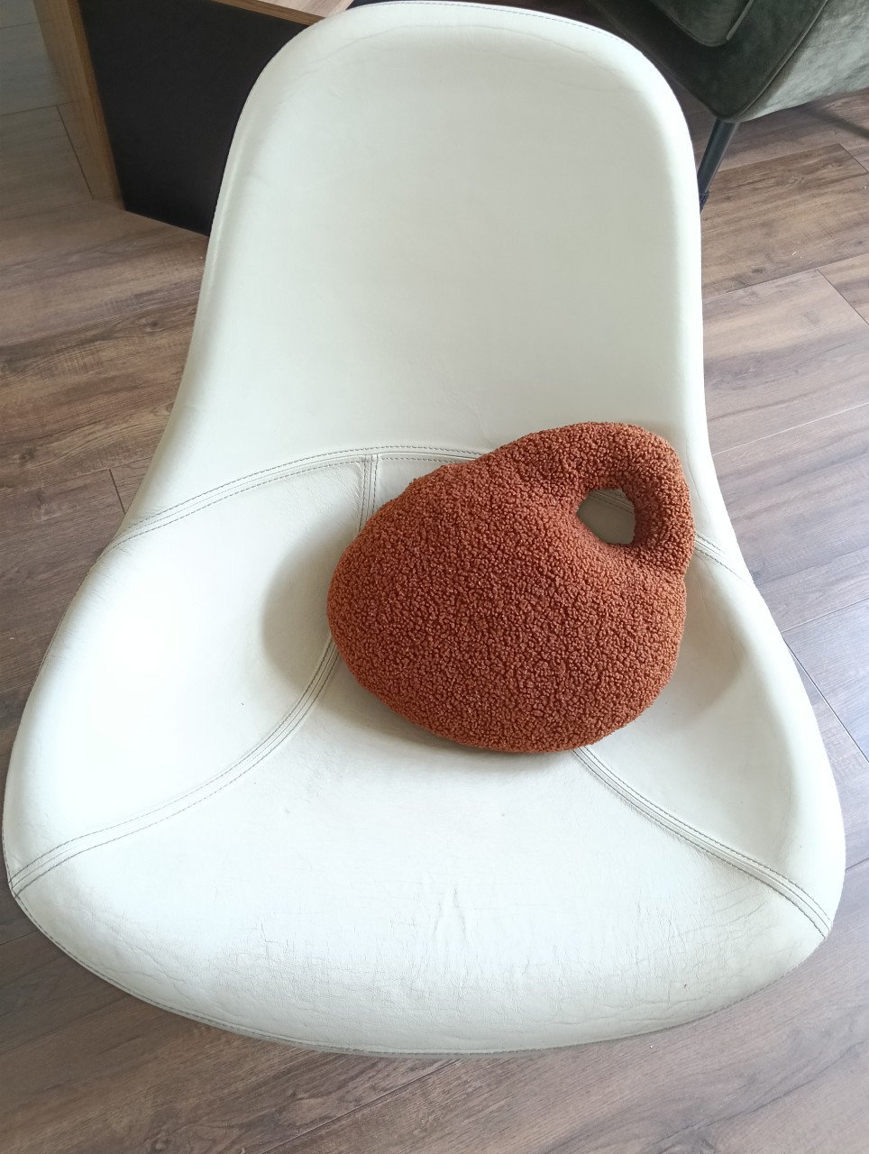2 Lederen kuipstoelen kleur cremewit