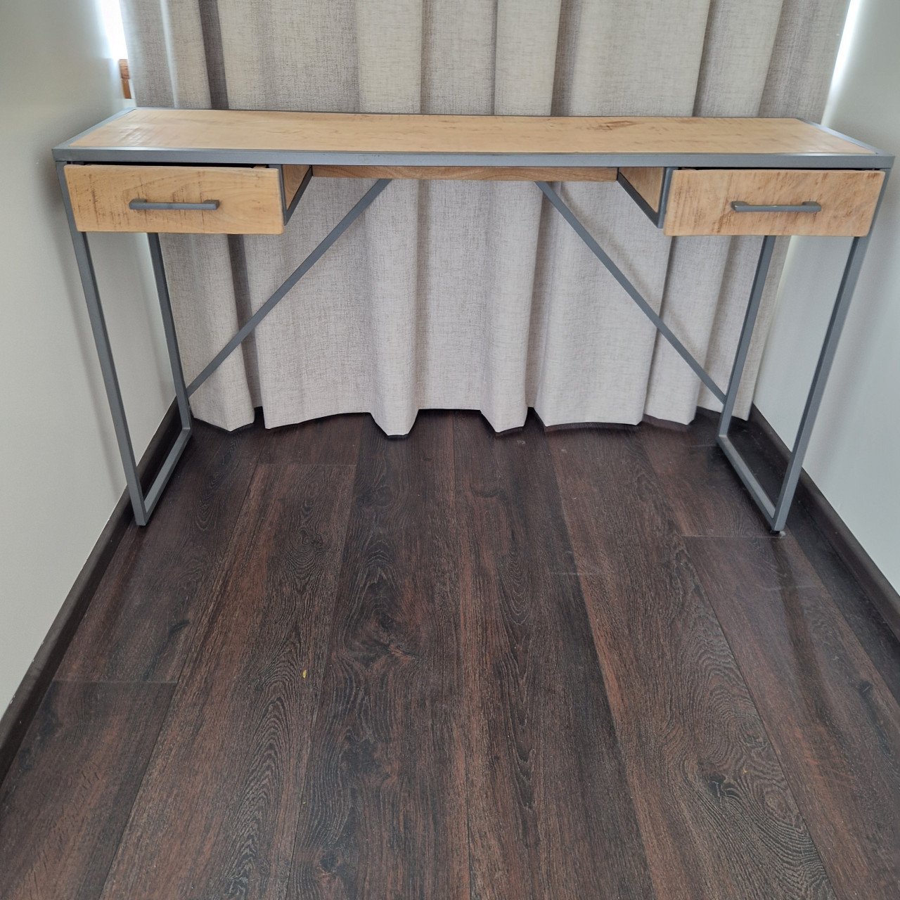 Bureau, staal met hout.
