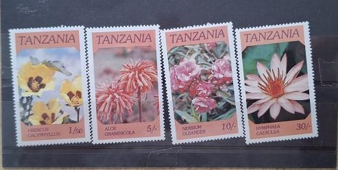 Postzegels Tanzania Bloemen Pfr.