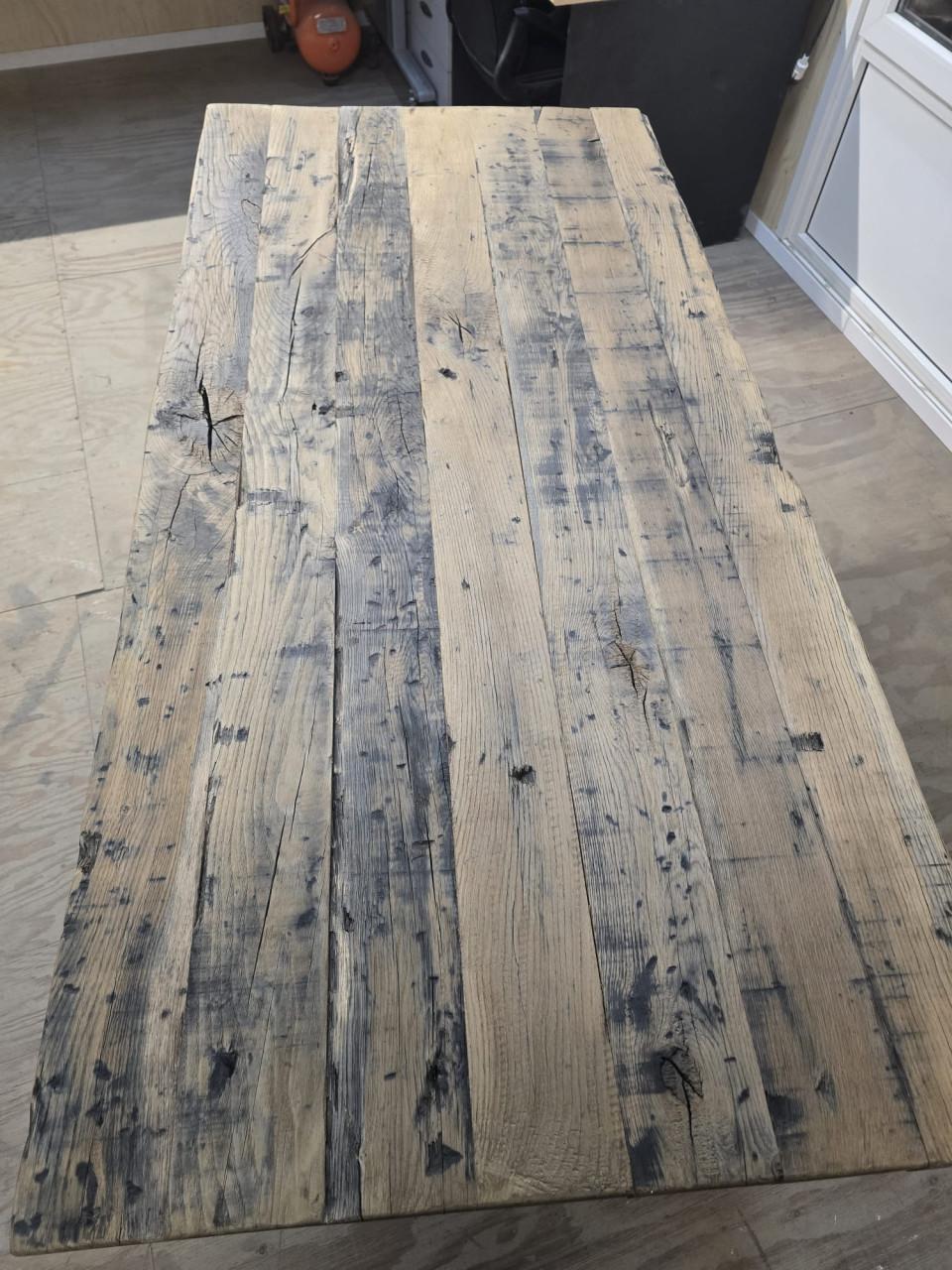 Robuuste eettafel van oud eikenhout met stalen onderste