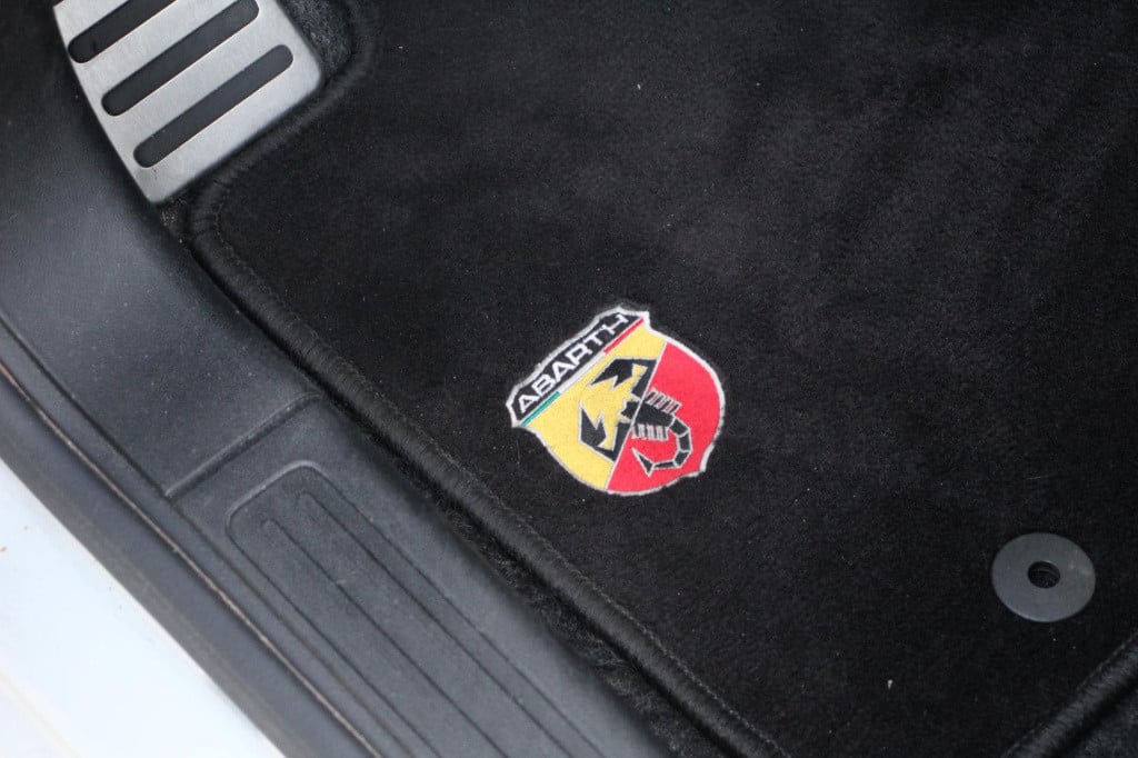 Abarth 500c 1.4 t-jet scorpione - alcantara - aux/usb - 17inch - pdc - gric
