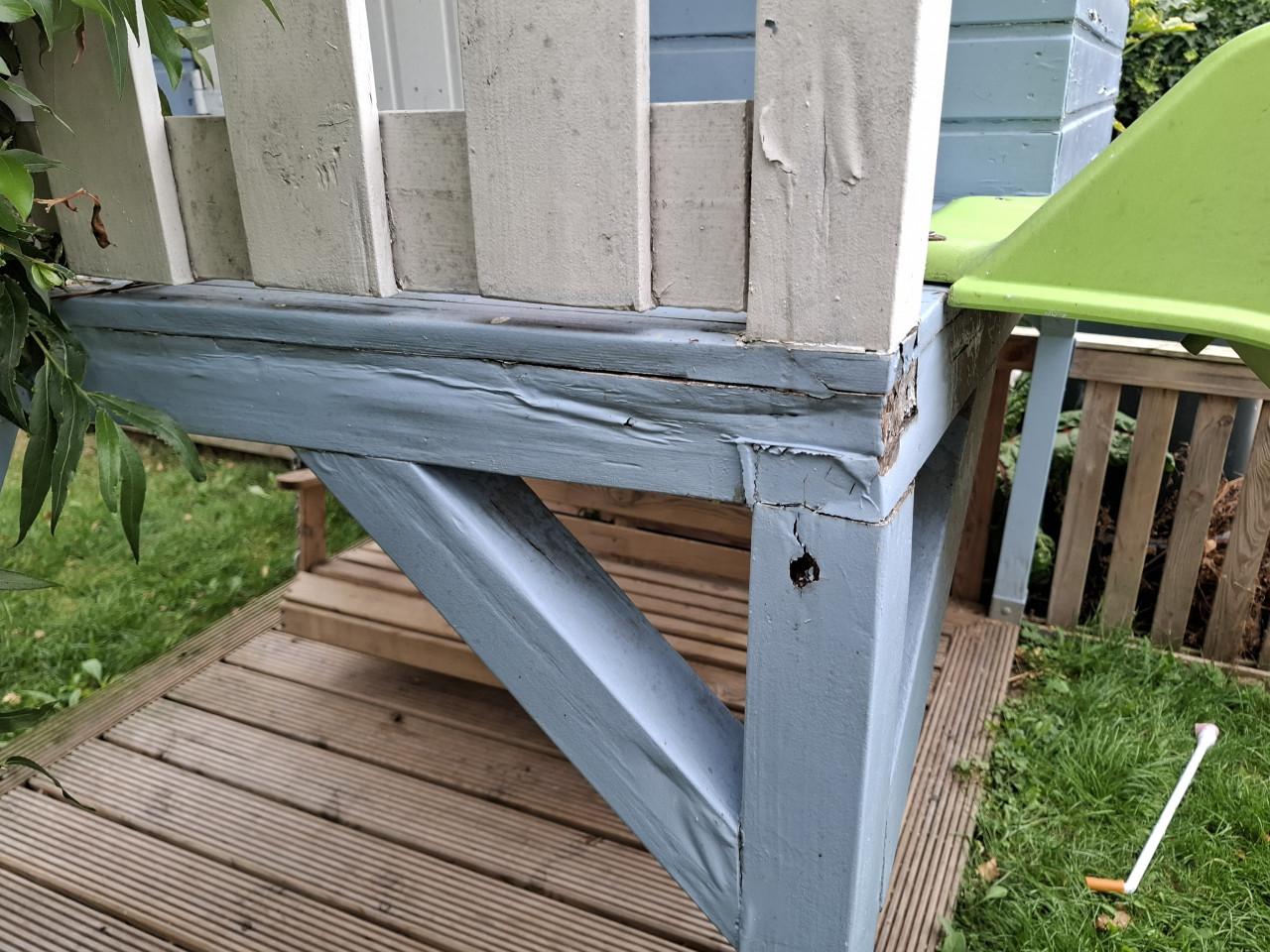 Houten speelhuisje met glijbaan (zonder schommelbank)