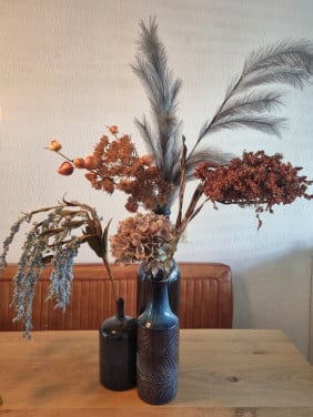 3 vazen met kusntbloemen