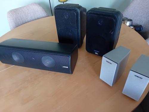 Te koop: een set speakers t.b.v. een surround installatie