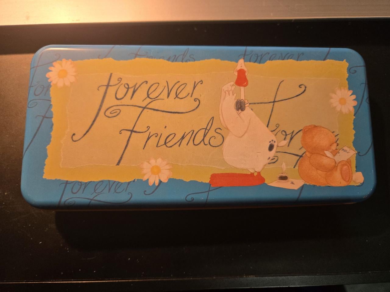 Vintage 'Forever Friends' pennenblikje uit de jaren 80 19x9x2.5cm