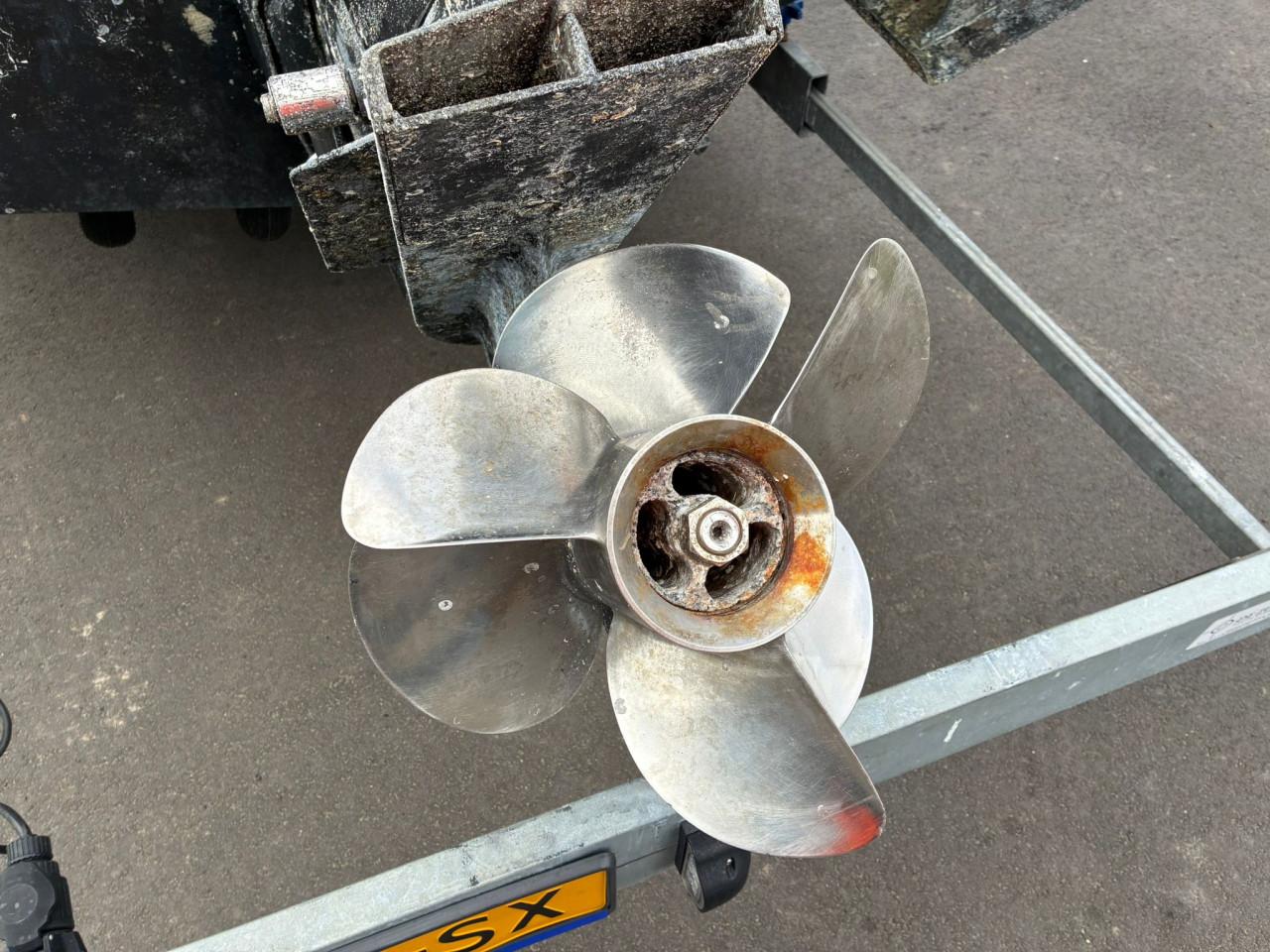 Kajuitboot met 190 pk binnenboord en trailer