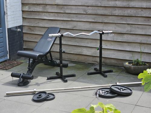 Complete halterbank set met halterstang en gewichten