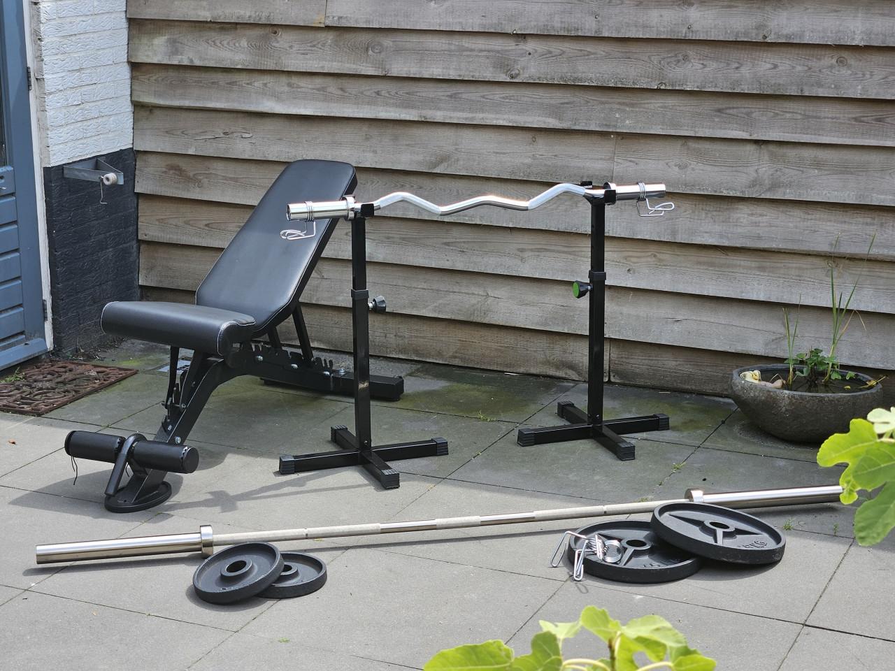 Complete halterbank set met halterstang en gewichten