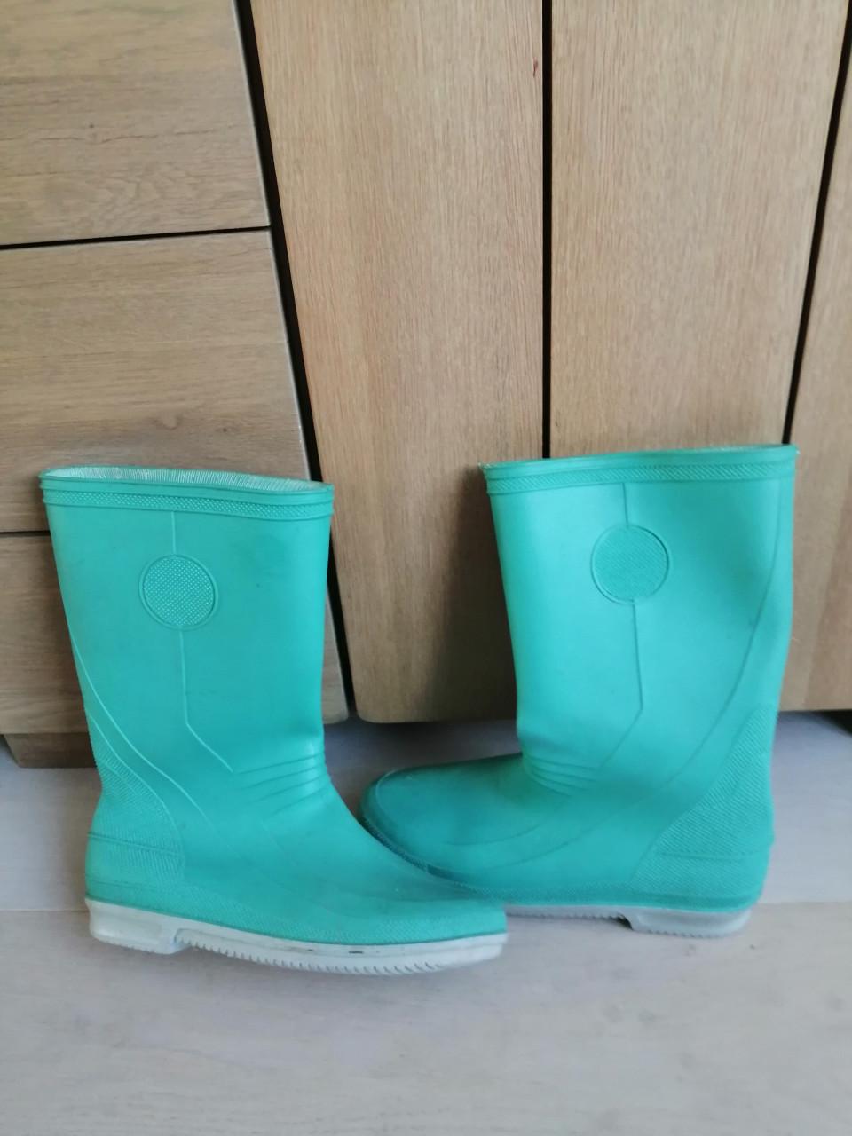 IN ZEER GOEDE STAAT:  REGENLAARZEN.  MAAT  40