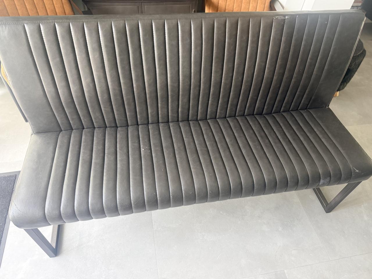 3 stoelen en 1 eetbank