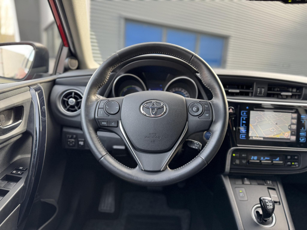 Toyota Auris 1.8 hybrid dynamic | trekhaak | navigatie | camera | keyless e