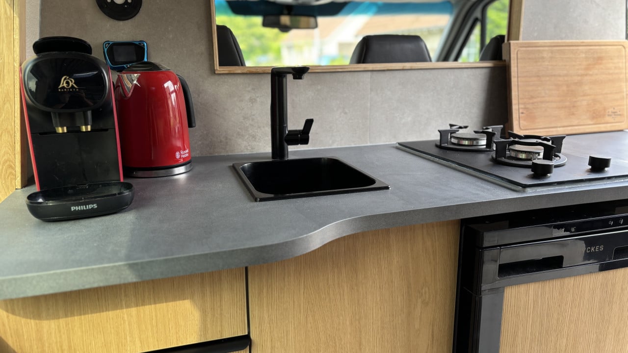 Oakie Doakie – Warme, sfeervolle camper voor 3 personen – off-grid mogelijk