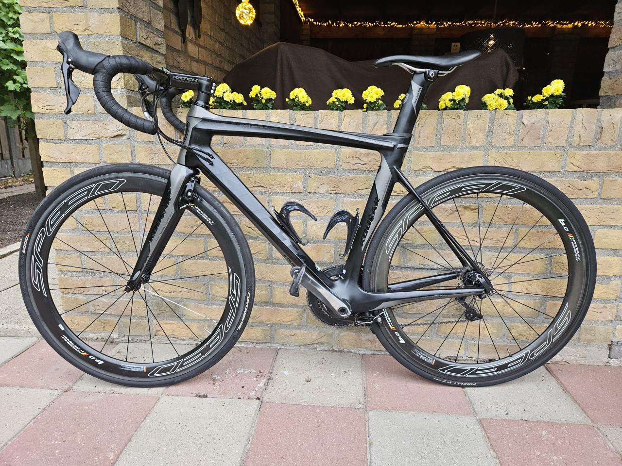 Kuota Kougar full carbon racer met Ultegra 11-speed.
