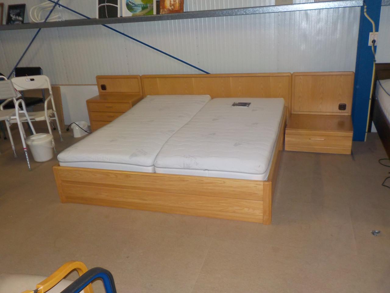 Hulsta ledikant + 2 nachtkastjes + 2 verstelbare lattenbodems + 2 matrassen