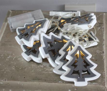 Licht snoer met houten kerstbomen