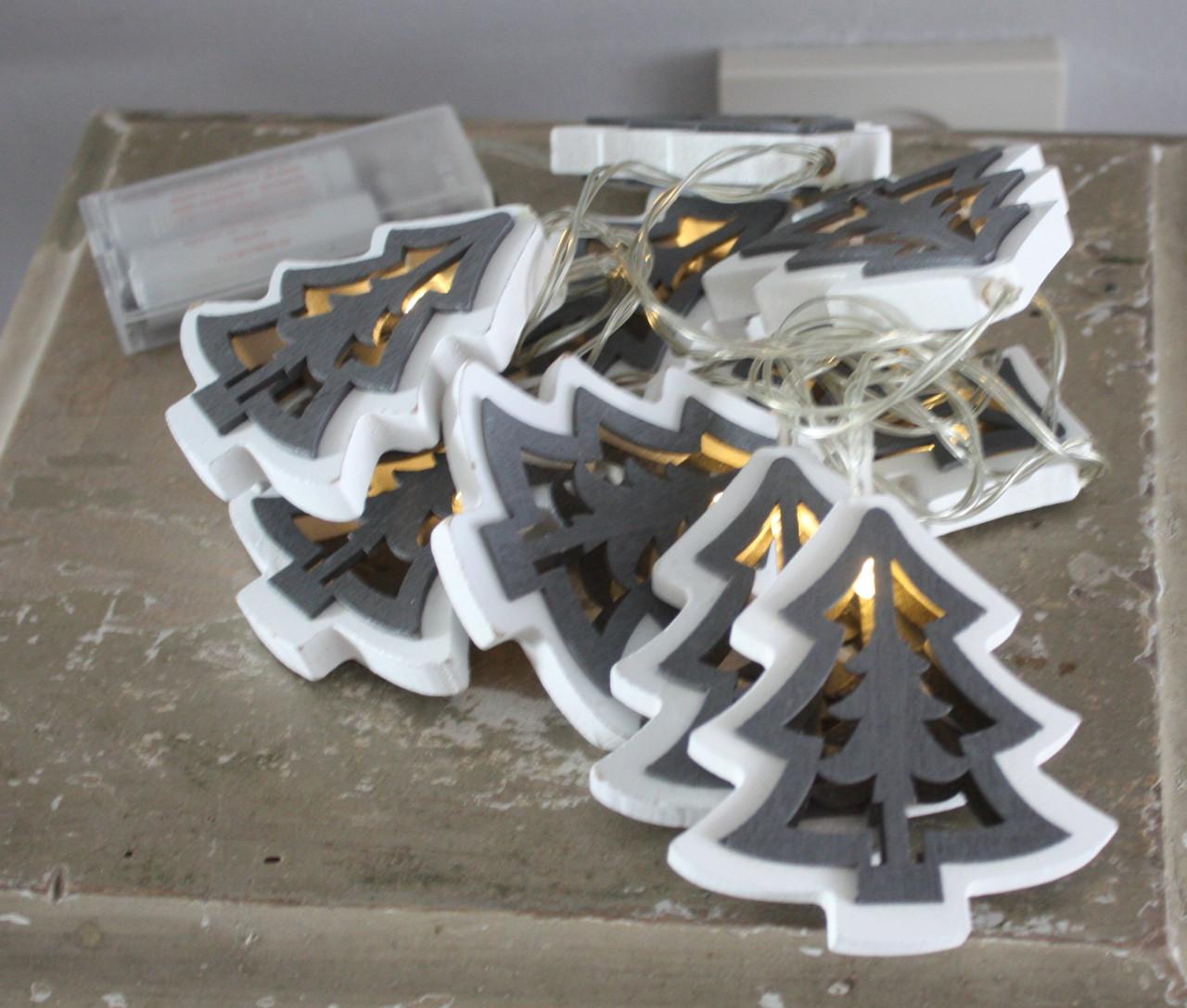 Licht snoer met houten kerstbomen
