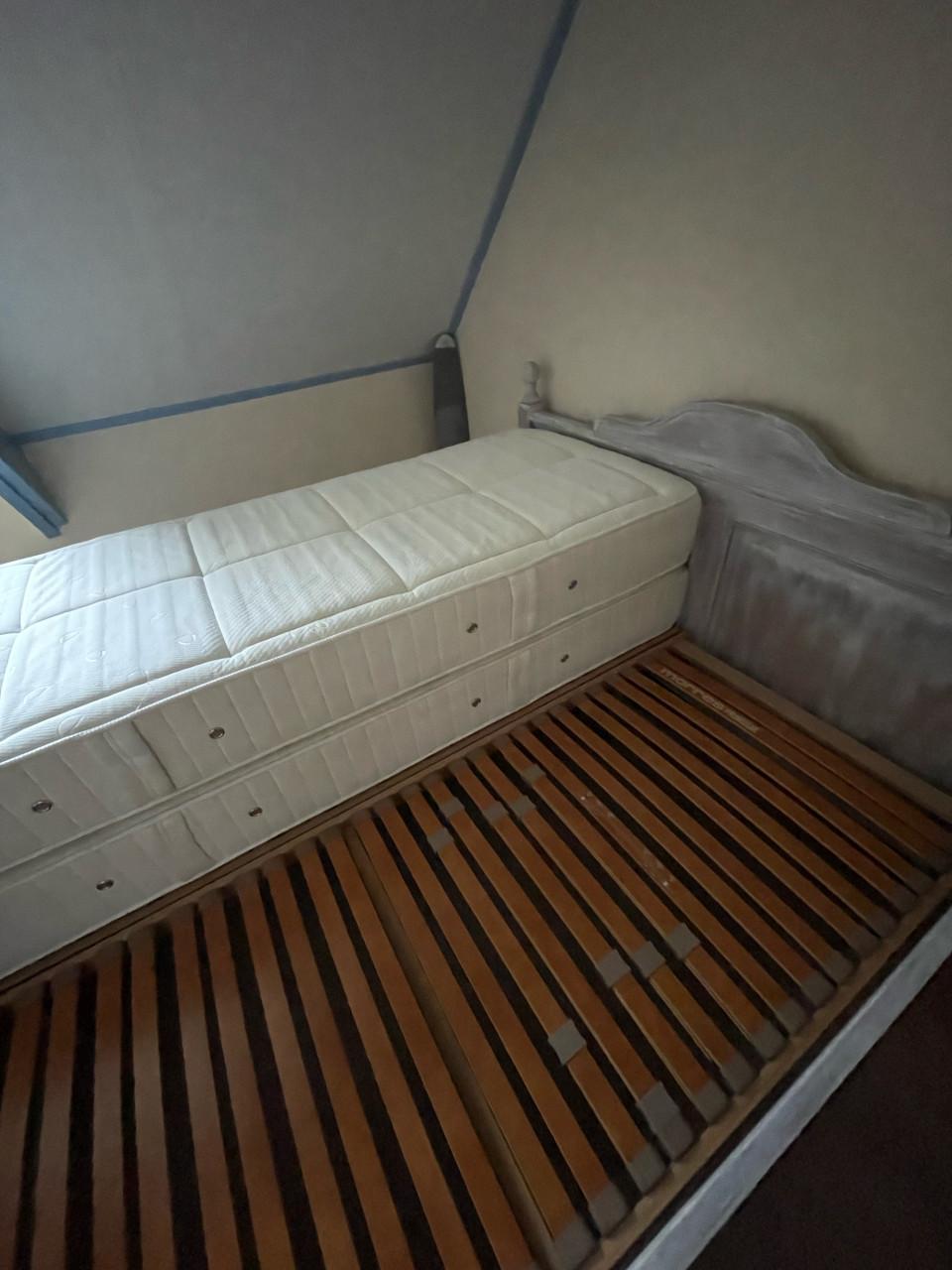 2 pers. whitewash (grenenhout) bed met matrassen en lattenbodems 200x160cm
