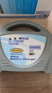 NIEUW Acculader merk RING 12V-4Amp.50Ah