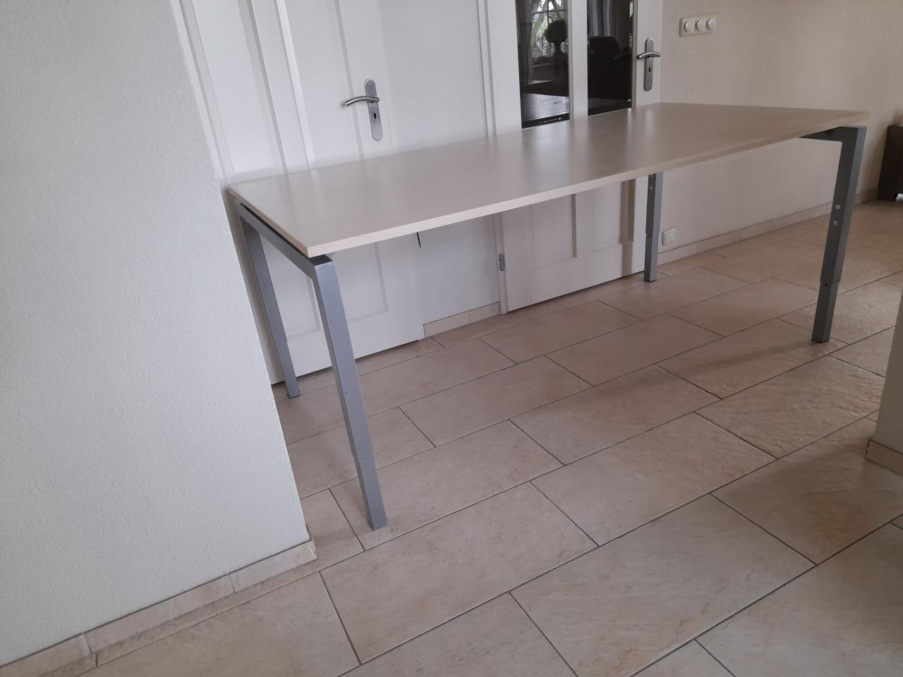 Bureau 100 x 200 (in hoogte verstelbaar van  62/82 cm) in goede staat!