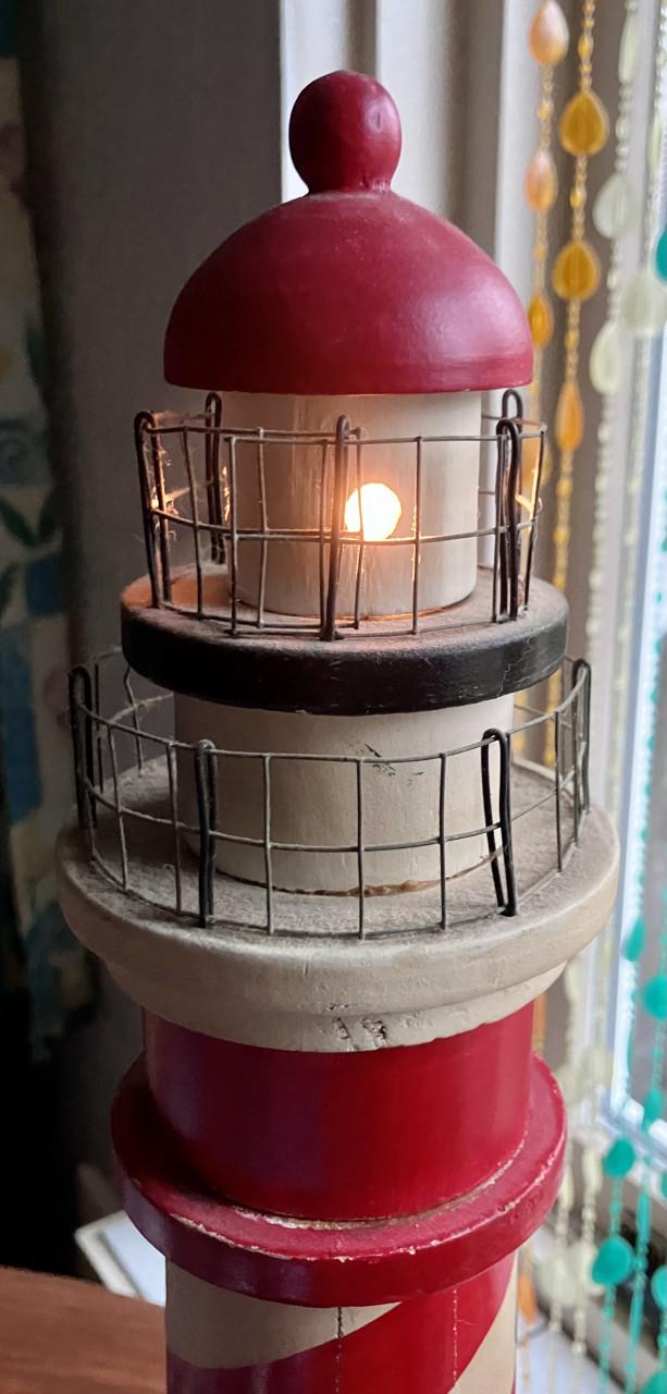 Vuurtoren van Haamstede van hout, met licht