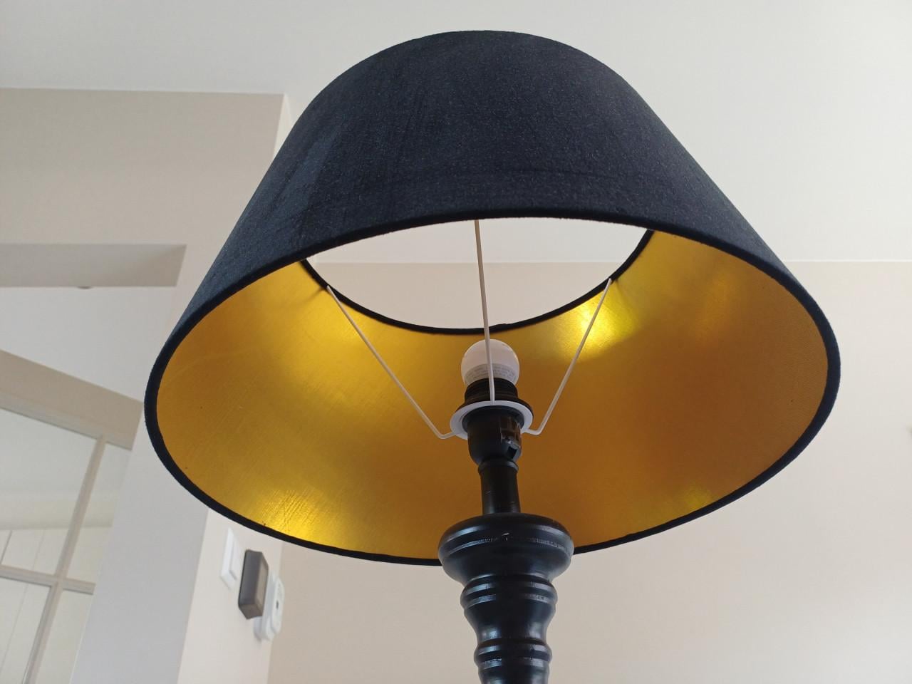 Zwarte staande vloerlamp