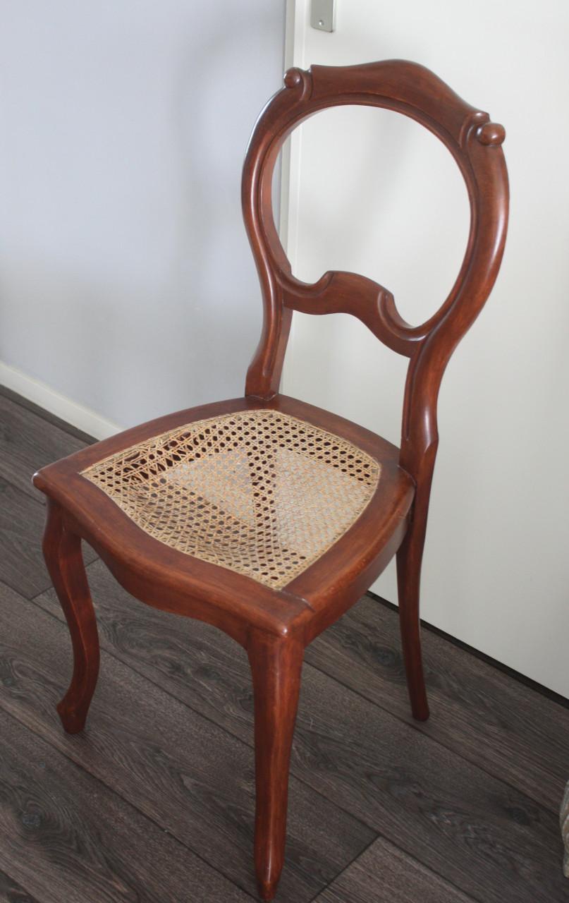 Mooi antiek houten stoeltje