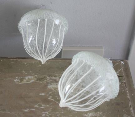 Set van 2 glazen kerstballen transparant eikels