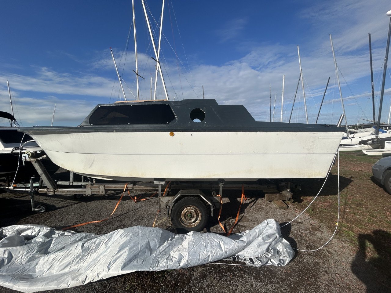 Kajuitboot Yamaha 20 PK met wat werk