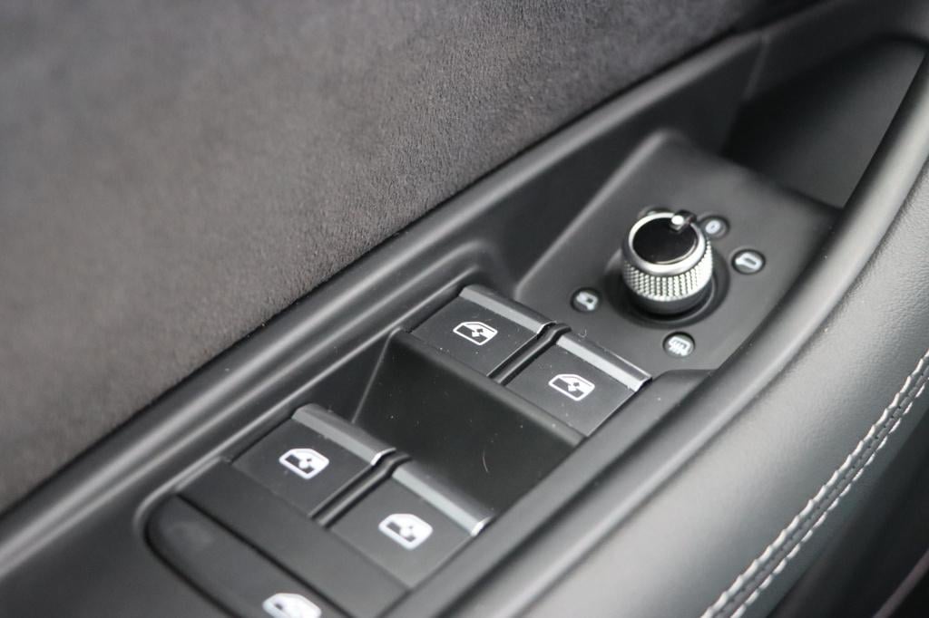 Audi A4 avant 35 tfsi s edition competition 150pk s-tronic stoelverwarming 