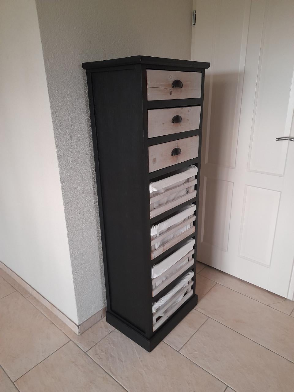 Leuke laden kast  147H x 36 x 50 ( in goede staat )  Kijk ook eens bij mijn