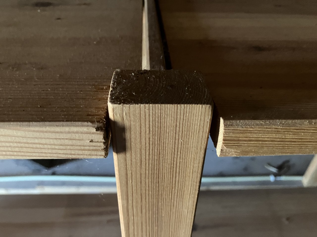 Magazijnstelling of stellingkast van hout