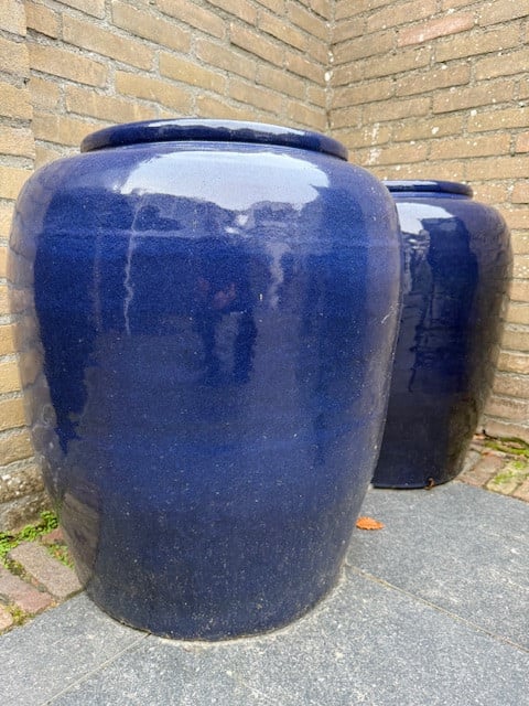 Twee grote blauwe bloempotten