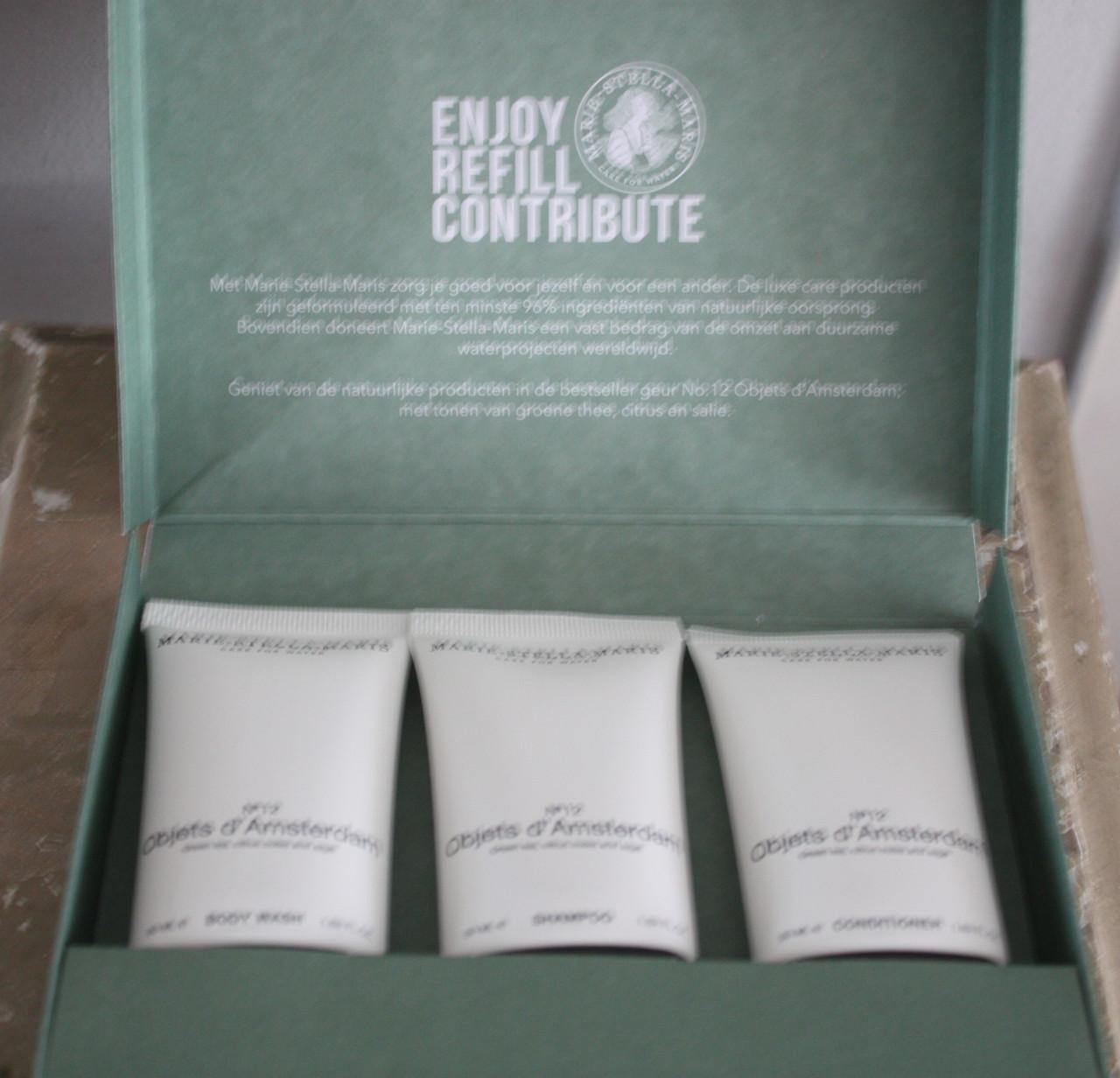 Nieuw, doosje opengemaakt voor de foto's groen doosje