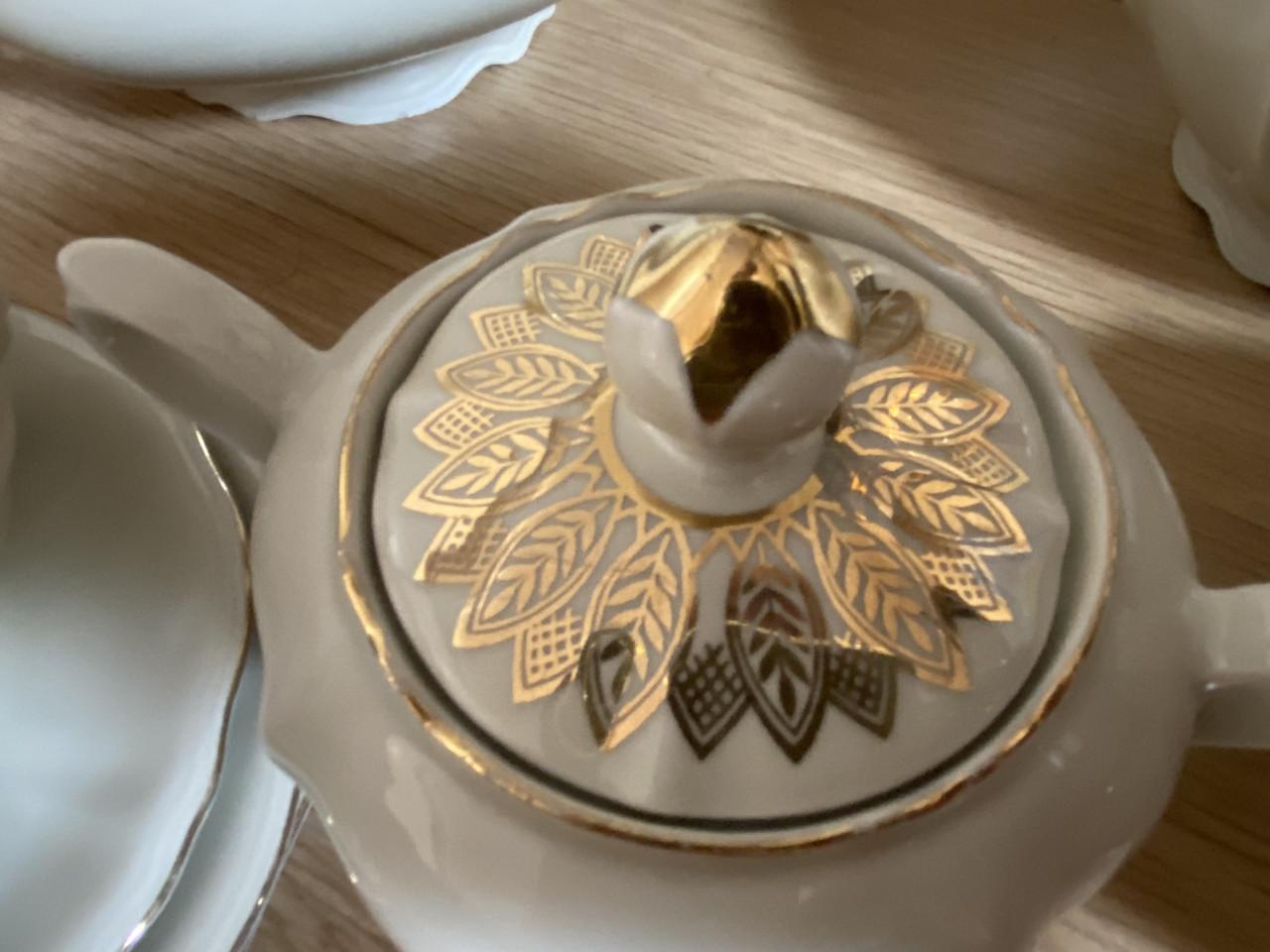 Prachtig servies uit de jaren vijftig met goudkleurige details