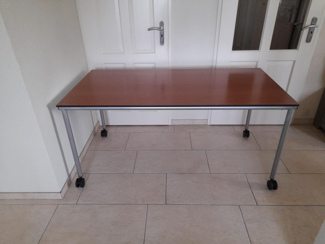Verrijdbare Tafel / bureau  160 x 80 x 74H  ( in goede nette staat )