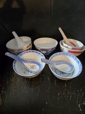 Set van 7 rijstkommen. 6 x 11.5 cm 1 x 9.5 cm doorsnee.
