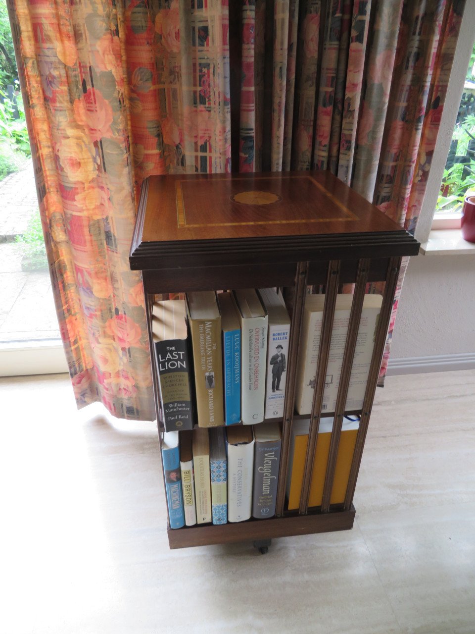Boekenmolen; boekenkastje, draaibaar.