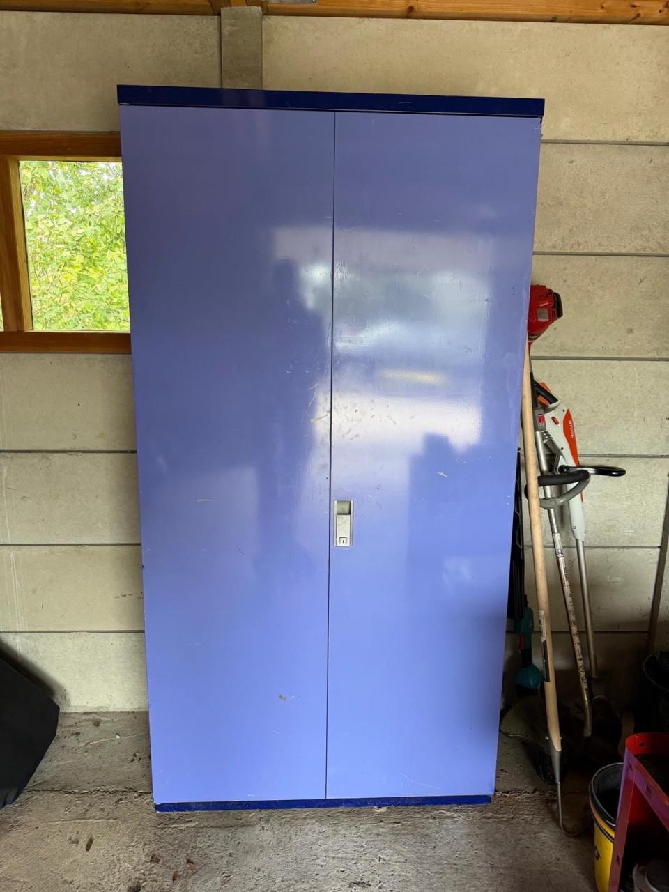 Stalen kast met legplanken