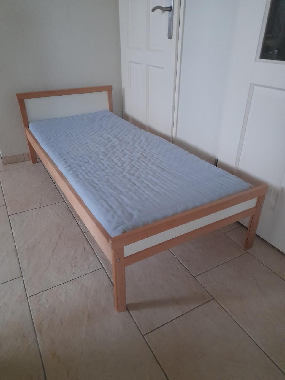 Peuter bed met matras  70 x 160 (in goede nette staat )